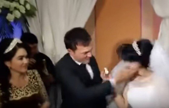 Responsável pela primeira postagem do vídeo no YouTube afirmou se tratar de um casamento arranjado pelas famílias Responsável pela primeira postagem do vídeo no YouTube afirmou se tratar de um casamento arranjado pelas famílias